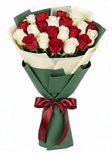 Букет Микс из красных и белых роз в Чиверево