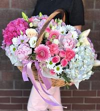 Композиция солнечный день в Чиверево Цветочная композиция из Розы, Хризантемы, Пионы и Лизиантусы в корзине в Чиверево