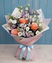 Букет цветов из:  Лизиантусы, Розы, Альстромерии и Гипсофила в Чиверево